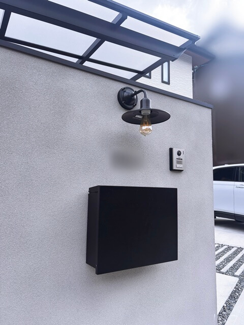 LABOT::【工務店】スモーキーな色の吹き付けで仕上げた門柱