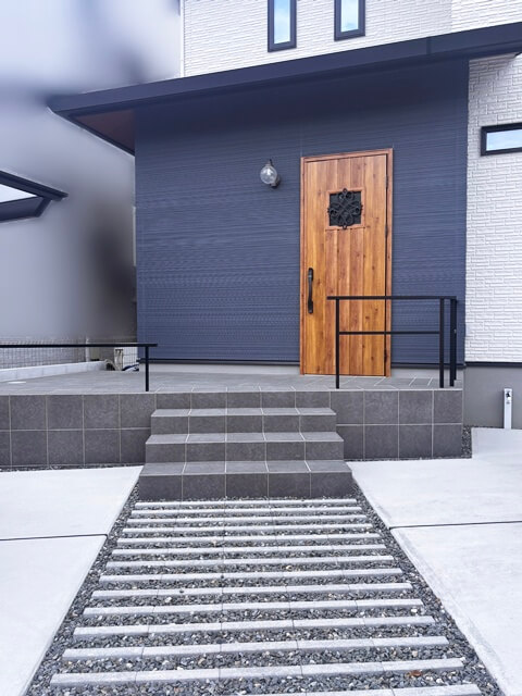 LABOT::【工務店】スモーキーな色の吹き付けで仕上げた門柱