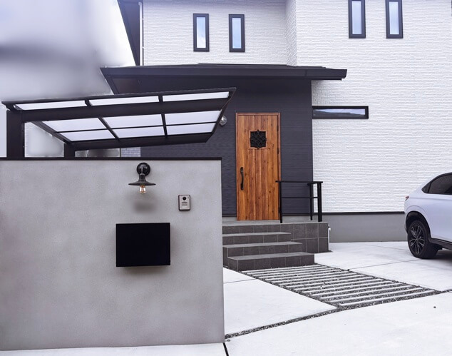 LABOT::【工務店】スモーキーな色の吹き付けで仕上げた門柱