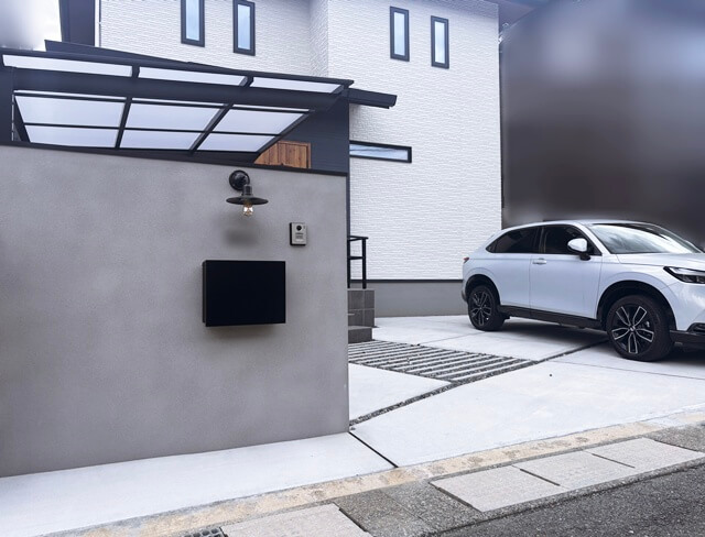 LABOT::【工務店】スモーキーな色の吹き付けで仕上げた門柱