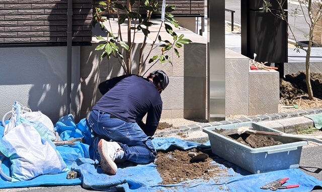 H様と相談してラボットが用意した植栽とH様にご用意して頂いた高木の植え込み、さぁ開始しよーっ♪ | 京都と滋賀の外構ならラボット H様と相談してラボットが用意した植栽とH様にご用意して頂いた高木の植え込み、さぁ開始しよーっ♪ | 京都と滋賀の外構ならラボット