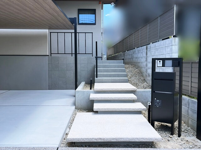 LABOT::【住友林業】三協アルミ カーポートFⅡを使った大きなゾーニングの新築外構 LABOT::【住友林業】三協アルミ カーポートFⅡを使った大きなゾーニングの新築外構