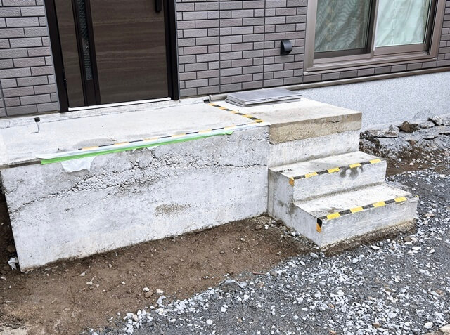 工事初日、早速親方の保司くんと現状確認と最初に取りかかる階段まわりの打ち合わせ。 | 京都と滋賀の外構ならラボット 工事初日、早速親方の保司くんと現状確認と最初に取りかかる階段まわりの打ち合わせ。 | 京都と滋賀の外構ならラボット
