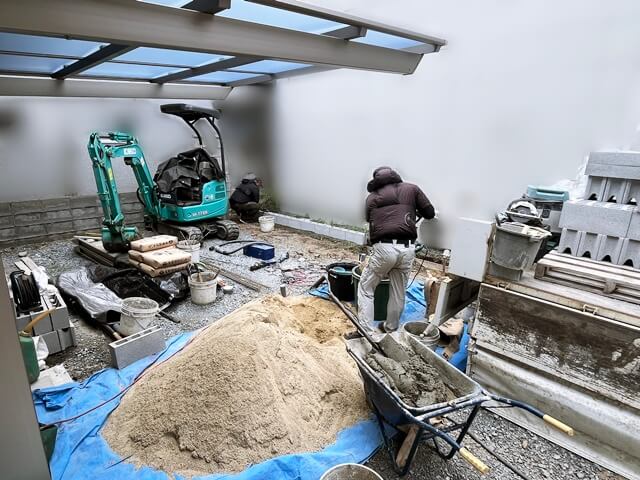 まずはガレージになる部分の土を掘る工事をして、敷地の奥にあるお庭エリアから施工していくよー | 京都と滋賀の外構ならラボット