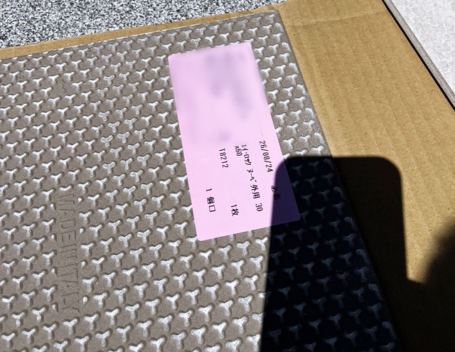 ここに貼るタイルはB様に実物サンプルを見ていただいてリビエラのヌーベ外用に決まりました。 | 京都と滋賀の外構ならラボット ここに貼るタイルはB様に実物サンプルを見ていただいてリビエラのヌーベ外用に決まりました。 | 京都と滋賀の外構ならラボット