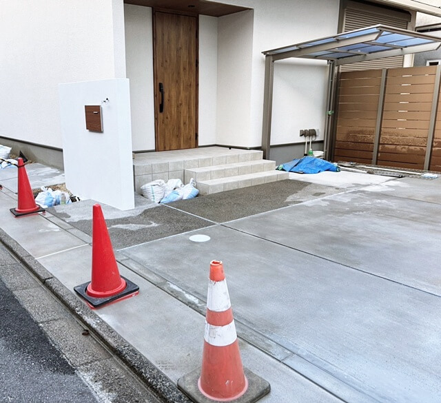 道路に面する門柱やアプローチの工事も9月末までに終えることが出来ました。 | 京都と滋賀の外構ならラボット
