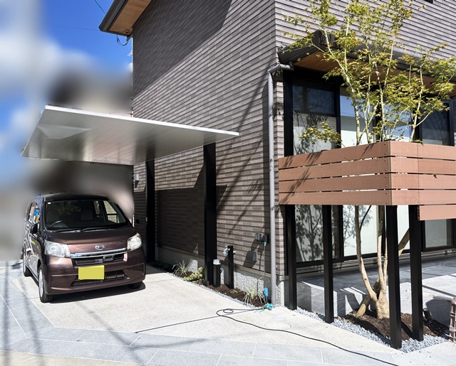 ナチュラルシルバーFの屋根にブラックの柱のコンビ、カーポートSCの施工完了っ♪ | 京都と滋賀の外構ならラボット ナチュラルシルバーFの屋根にブラックの柱のコンビ、カーポートSCの施工完了っ♪ | 京都と滋賀の外構ならラボット